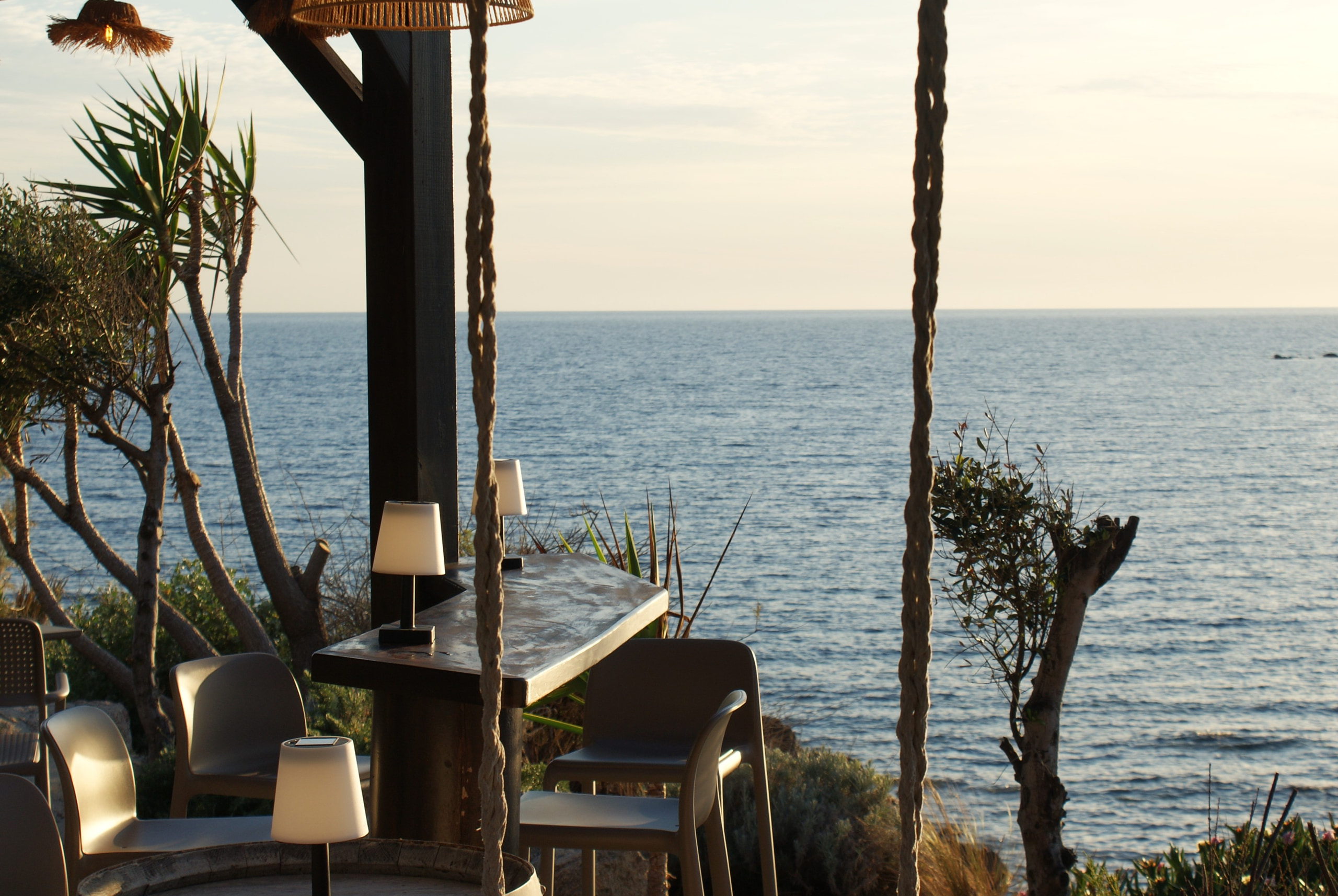 La terrasse du bar devant le golfe