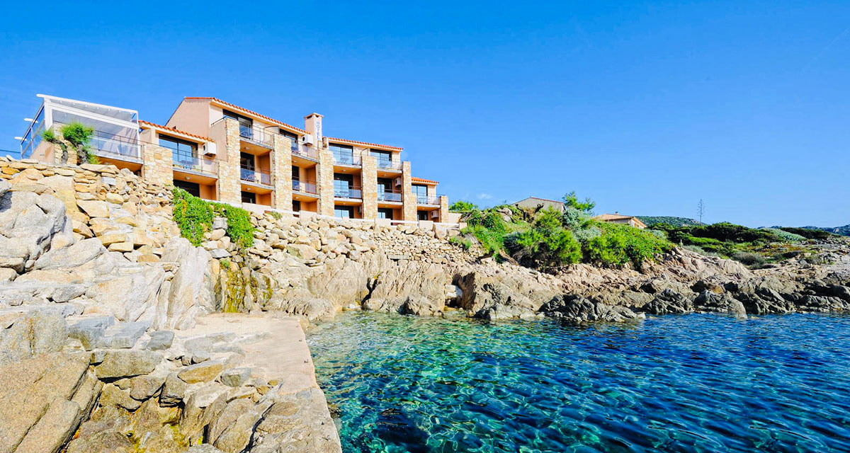 Un hôtel posé sur le rivage de Tizzano