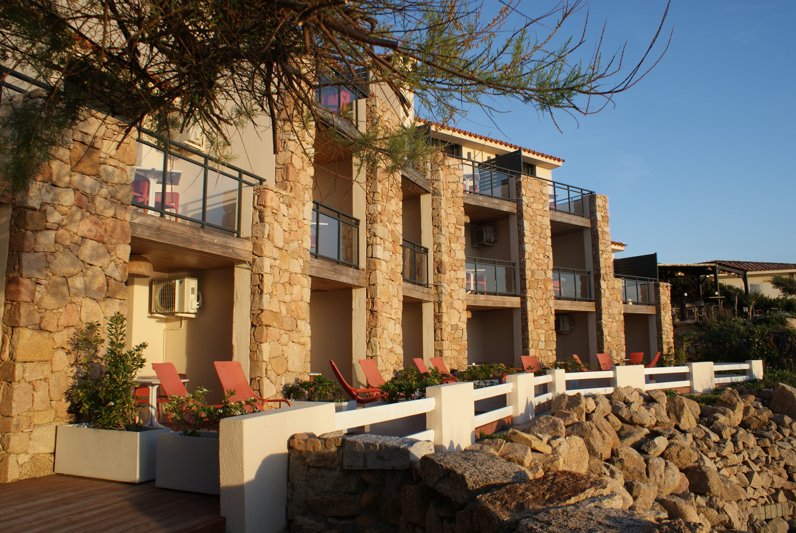 Façade en pierre de l'Hôtel du Golfe à Tizzano